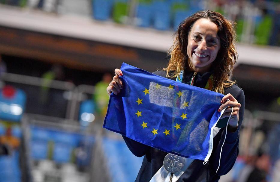 La Di Francisca sorridente sul podio con l&#39;argento e la bandiera dell&#39;Europa. Ansa